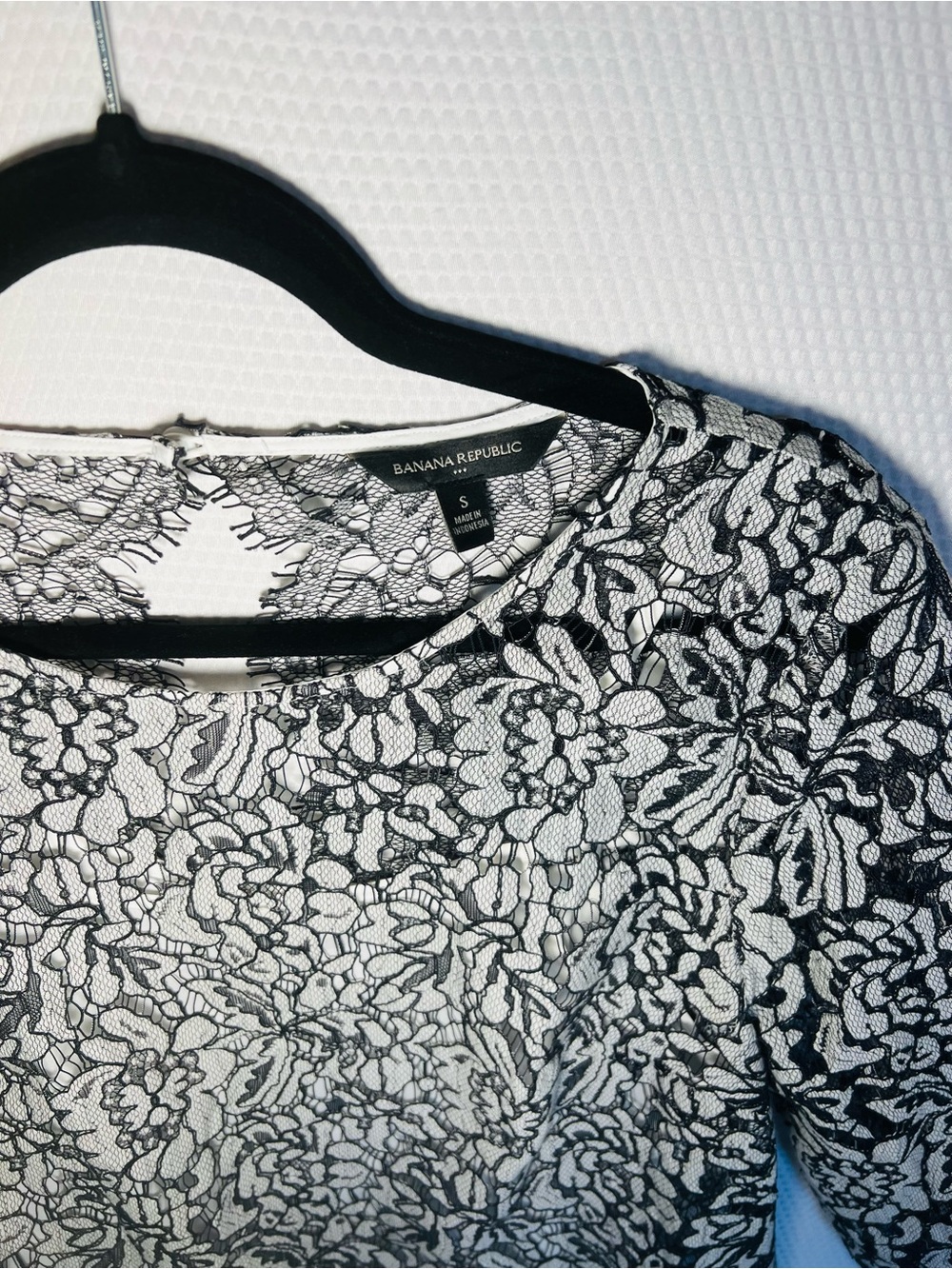 Banana Republic Black and White Floral Lace Blouse - Picture 2 of 10